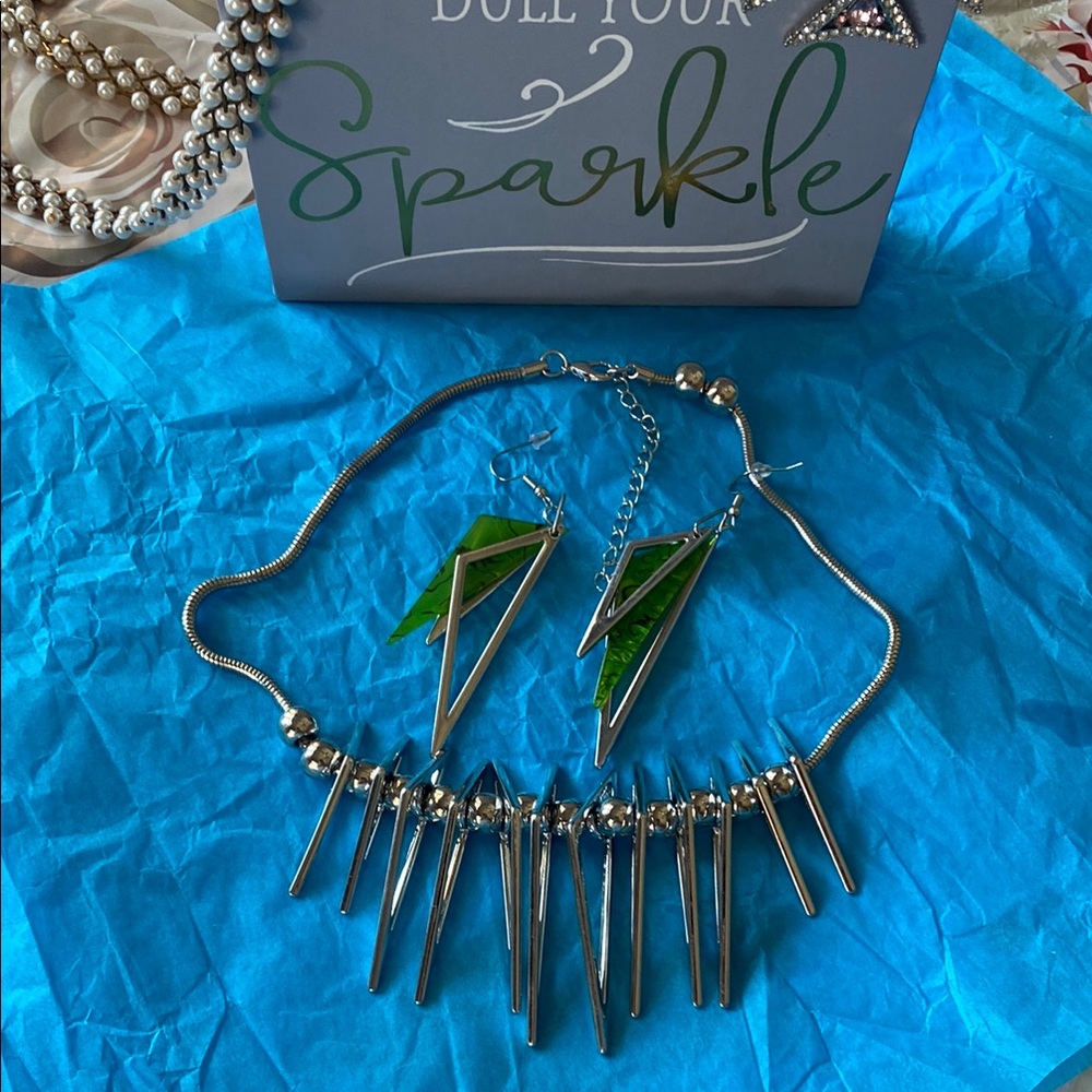 Silver and Green Spike Necklace NWOT